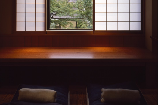 和室10畳＋次の間＋広縁
温泉掛流し露天風呂付客室「遠霞（とおがすみ）」68平米全1室
ゆったりとした広めの浴室と、高野槇の広い湯船。
松のなぐりの広縁から茅葺門を望むことができます。
湯の香に包まれる露天風呂をお愉しみください。