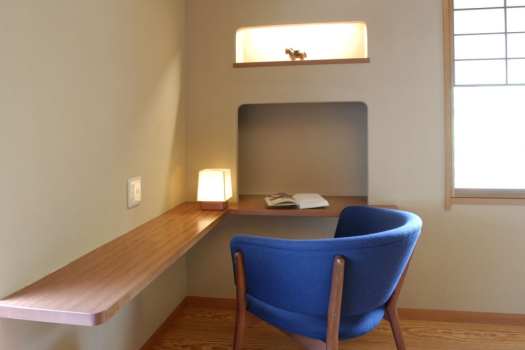 和室10畳＋次の間＋広縁
温泉掛流し露天風呂付客室「遠霞（とおがすみ）」68平米全1室
ゆったりとした広めの浴室と、高野槇の広い湯船。
松のなぐりの広縁から茅葺門を望むことができます。
湯の香に包まれる露天風呂をお愉しみください。