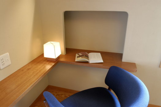 和室10畳＋次の間＋広縁
温泉掛流し露天風呂付客室「遠霞（とおがすみ）」68平米全1室
ゆったりとした広めの浴室と、高野槇の広い湯船。
松のなぐりの広縁から茅葺門を望むことができます。
湯の香に包まれる露天風呂をお愉しみください。