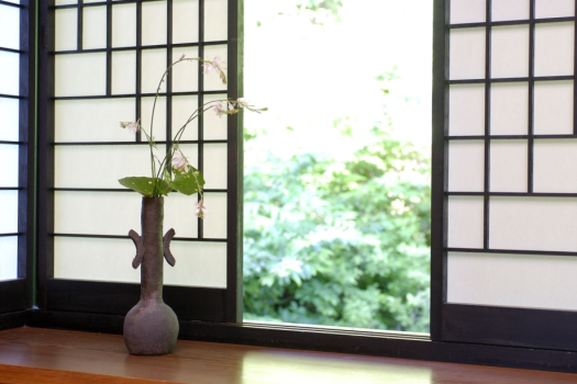 和室12畳＋囲炉裏の間＋小部屋
温泉掛流し露天風呂付客室「月朧（つきおぼろ）」68平米全1室
うす灯りの露天風呂で、夜空の月や星を愛で、
季節の移ろいを感じられる小部屋では、読書や音楽で寛ぐ。
山に近い見晴らしが良い落ち着いた和の空間。