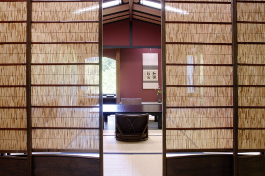 和室12畳＋囲炉裏の間＋小部屋
温泉掛流し露天風呂付客室「月朧（つきおぼろ）」68平米全1室
うす灯りの露天風呂で、夜空の月や星を愛で、
季節の移ろいを感じられる小部屋では、読書や音楽で寛ぐ。
山に近い見晴らしが良い落ち着いた和の空間。