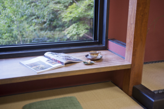 和室12畳＋囲炉裏の間＋小部屋
温泉掛流し露天風呂付客室「月朧（つきおぼろ）」68平米全1室
うす灯りの露天風呂で、夜空の月や星を愛で、
季節の移ろいを感じられる小部屋では、読書や音楽で寛ぐ。
山に近い見晴らしが良い落ち着いた和の空間。