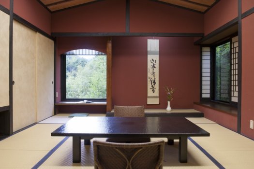 和室12畳＋囲炉裏の間＋小部屋
温泉掛流し露天風呂付客室「月朧（つきおぼろ）」68平米全1室
うす灯りの露天風呂で、夜空の月や星を愛で、
季節の移ろいを感じられる小部屋では、読書や音楽で寛ぐ。
山に近い見晴らしが良い落ち着いた和の空間。