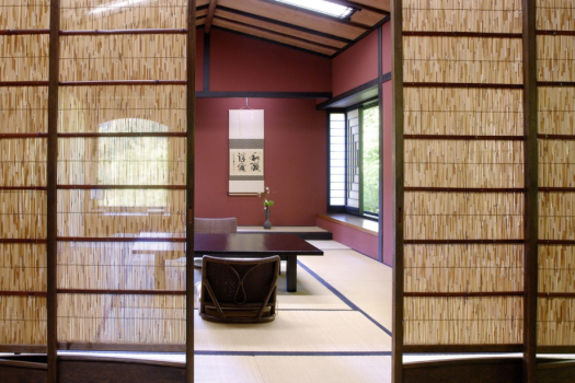 和室12畳＋囲炉裏の間＋小部屋
温泉掛流し露天風呂付客室「月朧（つきおぼろ）」68平米全1室
うす灯りの露天風呂で、夜空の月や星を愛で、
季節の移ろいを感じられる小部屋では、読書や音楽で寛ぐ。
山に近い見晴らしが良い落ち着いた和の空間。