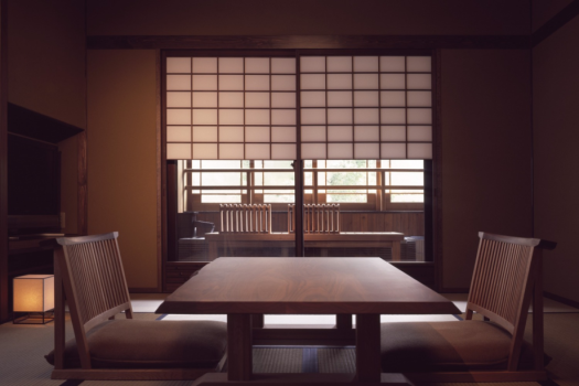 板間のリビング+和室10畳+寝室(布団)+温泉足湯
温泉掛流し露天風呂付客室「穂波(ほなみ)」100平米全1室
足湯で語らい、信楽焼の露天風呂でざぶんと溢れる湯の贅沢。
寝室は、小上がりの板間に布団を設えております。
丹波の古民家を彷彿とさせる、どこか懐かしい雰囲気のお部屋。
ゆったりとお風呂や足湯に浸かりながら、四季折々の風景をお愉しみください。 板間のリビング+和室10畳+寝室(布団)+温泉足湯
温泉掛流し露天風呂付客室「穂波(ほなみ)」100平米全1室
足湯で語らい、信楽焼の露天風呂でざぶんと溢れる湯の贅沢。
寝室は、小上がりの板間に布団を設えております。
丹波の古民家を彷彿とさせる、どこか懐かしい雰囲気のお部屋。
ゆったりとお風呂や足湯に浸かりながら、四季折々の風景をお愉しみください。