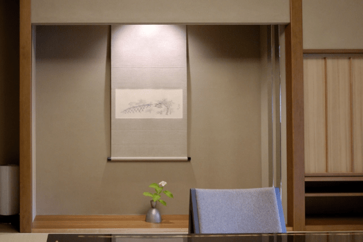 和室10畳＋寝室（布団）＋カウンターダイニング
温泉掛流し露天風呂付客室「瀬音（せおと）」100平米全1室
お部屋に隣接したカウンターダイニングではお食事だけではなく、滞在時間中はいつでもその空間をお愉しみいただけます。
寝室は、小上がりの板間に布団を設えております。
広めの湯舟からは、川の瀬音ときらきらと揺れる水面。
大きな湯船で、お好きな時間にゆったりと温泉をお愉しみください。