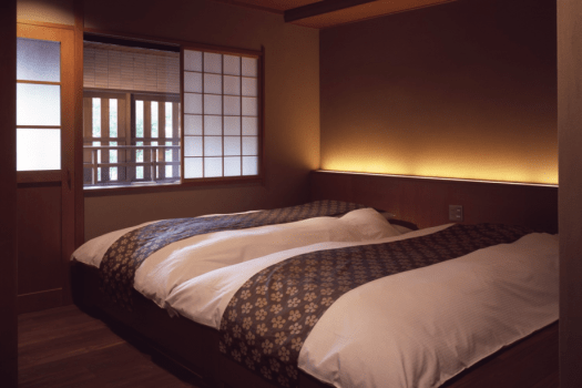 和室10畳＋寝室（布団）＋カウンターダイニング
温泉掛流し露天風呂付客室「瀬音（せおと）」100平米全1室
お部屋に隣接したカウンターダイニングではお食事だけではなく、滞在時間中はいつでもその空間をお愉しみいただけます。
寝室は、小上がりの板間に布団を設えております。
広めの湯舟からは、川の瀬音ときらきらと揺れる水面。
大きな湯船で、お好きな時間にゆったりと温泉をお愉しみください。