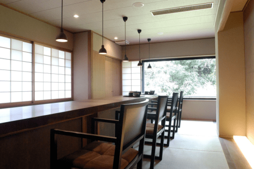 和室10畳＋寝室（布団）＋カウンターダイニング
温泉掛流し露天風呂付客室「瀬音（せおと）」100平米全1室
お部屋に隣接したカウンターダイニングではお食事だけではなく、滞在時間中はいつでもその空間をお愉しみいただけます。
寝室は、小上がりの板間に布団を設えております。
広めの湯舟からは、川の瀬音ときらきらと揺れる水面。
大きな湯船で、お好きな時間にゆったりと温泉をお愉しみください。