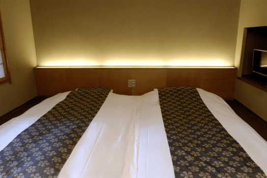 和室10畳＋寝室（布団）＋カウンターダイニング
温泉掛流し露天風呂付客室「瀬音（せおと）」100平米全1室
お部屋に隣接したカウンターダイニングではお食事だけではなく、滞在時間中はいつでもその空間をお愉しみいただけます。
寝室は、小上がりの板間に布団を設えております。
広めの湯舟からは、川の瀬音ときらきらと揺れる水面。
大きな湯船で、お好きな時間にゆったりと温泉をお愉しみください。