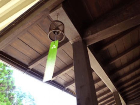 夏真っ盛り。涼しげな風鈴に涼を感じます。