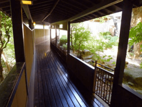 渡り廊下の先には、お風呂や散策路が続いています