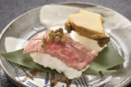 亀岡牛の焙り寿司と　煮あわびの寿司