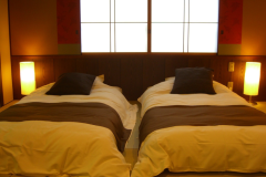 和室14畳＋マッサージチェア＆掘りごたつ付客室「山の菴（いおり）・和室ツイン」全3室
掘りごたつのあるモダンな和のツインベッドルーム。
マッサージチェアを備え付けており、いつでもリラックスしたひと時をお過ごしいただけます。山の菴よりゆったりと寛げる、モダンな和の空間。
掘りごたつから山の景色を望み、季節の移ろいを感じてください。