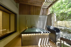 和室10畳＋露天風呂付客室「山のテラス」全4室
和の空間、落ち着いた佇まい。
山の緑を眺め、畳の間でゆっくりお寛ぎください。