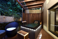 ツインベッド＋露天風呂付客室「山のテラス・ベッド」全2室
コンパクトに全て揃った過ごし良さ。
癒しの空間をお愉しみください。