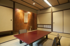 和室10畳＋ツインベッドルーム
マッサージチェア付客室「明時（あかとき）」68平米全1室
柿渋和紙の床の間、無垢の木のフローリング、和と洋の快適さを備えゆったりとしたお部屋。珈琲豆を挽き、マッサージチェアでリラックスしたひと時をお過ごしください。