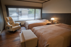 和室10畳＋ツインベッドルーム
マッサージチェア付客室「明時（あかとき）」68平米全1室
柿渋和紙の床の間、無垢の木のフローリング、和と洋の快適さを備えゆったりとしたお部屋。珈琲豆を挽き、マッサージチェアでリラックスしたひと時をお過ごしください。