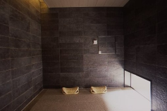 洋室＋岩盤浴
温泉掛流し露天風呂付客室「清遊（せいゆう）」68平米全1室
いつもの日常から離れ、ジャグジーと岩盤浴で自分をととのえる贅沢空間。
洋室の白いお部屋での時間を愉しんで、天蓋に囲まれて穏やかにおやすみください。