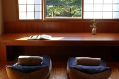 和室10畳＋次の間＋広縁
温泉掛流し露天風呂付客室「遠霞（とおがすみ）」68平米全1室
ゆったりとした広めの浴室と、高野槇の広い湯船。
松のなぐりの広縁から茅葺門を望むことができます。
湯の香に包まれる露天風呂をお愉しみください。