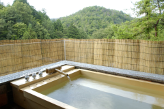 和室12畳＋囲炉裏の間＋小部屋
温泉掛流し露天風呂付客室「月朧（つきおぼろ）」68平米全1室
うす灯りの露天風呂で、夜空の月や星を愛で、
季節の移ろいを感じられる小部屋では、読書や音楽で寛ぐ。
山に近い見晴らしが良い落ち着いた和の空間。