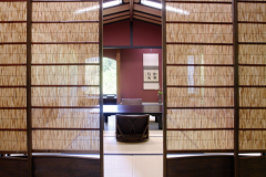 和室12畳＋囲炉裏の間＋小部屋
温泉掛流し露天風呂付客室「月朧（つきおぼろ）」68平米全1室
うす灯りの露天風呂で、夜空の月や星を愛で、
季節の移ろいを感じられる小部屋では、読書や音楽で寛ぐ。
山に近い見晴らしが良い落ち着いた和の空間。