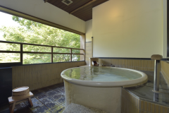 板間のリビング＋和室10畳＋寝室（布団）＋温泉足湯
温泉掛流し露天風呂付客室「穂波（ほなみ）」100平米全1室
足湯で語らい、信楽焼の露天風呂でざぶんと溢れる湯の贅沢。
寝室は、小上がりの板間に布団を設えております。
丹波の古民家を彷彿とさせる、どこか懐かしい雰囲気のお部屋。
ゆったりとお風呂や足湯に浸かりながら、四季折々の風景をお愉しみください。