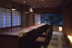 和室10畳＋寝室（布団）＋カウンターダイニング
温泉掛流し露天風呂付客室「瀬音（せおと）」100平米全1室
お部屋に隣接したカウンターダイニングではお食事だけではなく、滞在時間中はいつでもその空間をお愉しみいただけます。
寝室は、小上がりの板間に布団を設えております。
広めの湯舟からは、川の瀬音ときらきらと揺れる水面。
大きな湯船で、お好きな時間にゆったりと温泉をお愉しみください。