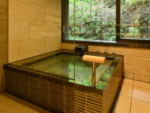 【山の菴 温泉内風呂付・和室】四季の移ろいと山を望む空間