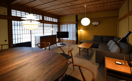 メゾネットスタイル『洗心の間』の下階にある和風モダンのリビング。洗練されたインテリアとモダンな設備が調和した空間で快適な滞在を約束します。