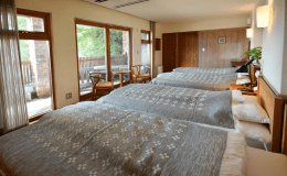 メゾネットスタイル『洗心の間』の上階にある北欧風の寝室にはポケットコイルのマットを使用したベッドを４台常設。