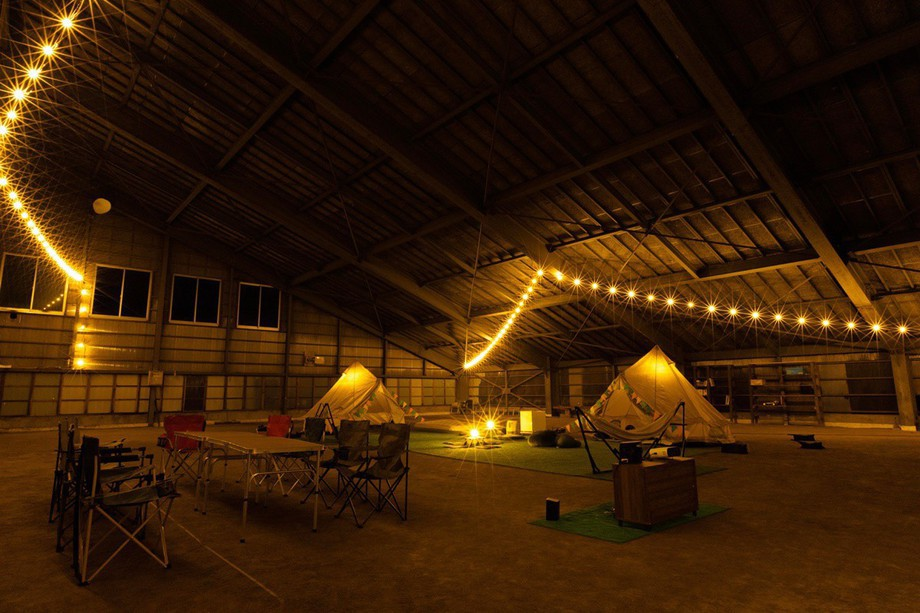 【屋内キャンプ場】雨でも安心！BBQからスクリーンでのDVD観賞、ボール遊びもお楽しみいただけます♪