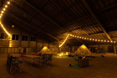 【屋内キャンプ場】雨でも安心！BBQからスクリーンでのDVD観賞、ボール遊びもお楽しみいただけます♪