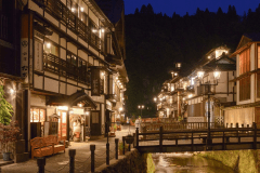 【8/8～8/15◆お盆限定】銀山温泉・鳴子峡等の観光拠点におすすめ！川沿い露天風呂と地旬味に舌鼓｜★公式HPからのご予約が1,100円お得！公式HP3大特典付き★