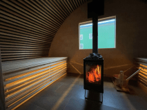 【おむすびサウナ】地場の材料と技術、深部体温に最適化した形状は極上のリラックス空間を生み出します。