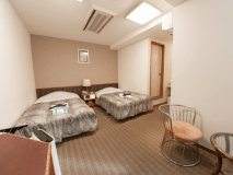 西館駐車場側【洋室ツイン12～14平米】ユニットバス付