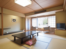 【西館客室】　お部屋からは磊々峡が望めます。宿泊館では一番新しい建物です。