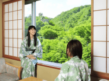 名取川沿いの新緑が美しい窓辺