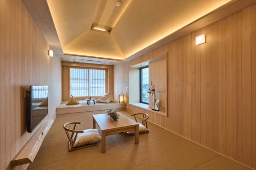 『こもりく』リニューアル和室（６．５畳＋小上がり２．５畳）308号室、お部屋によってデザインを変えておりますので何号室になるかは当日のお楽しみ♪
