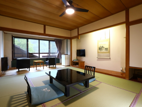 【本館・和室10畳 広縁付】眺望訳あり・2階