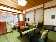 【本館10畳・松川渓谷ビュー】お部屋食専用のお部屋です。和室にベッドを設えた落ち着きのある空間です。