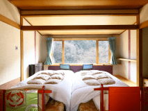 【本館10畳・松川渓谷ビュー】お部屋食専用のお部屋です。和室にベッドを設えた落ち着きのある空間です。