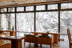 冬のラウンジ。冬の自然美を堪能してください。