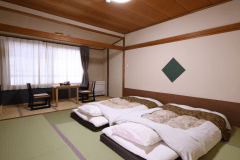 【本館・和室8畳】あらかじめお布団を敷かせていただいております。