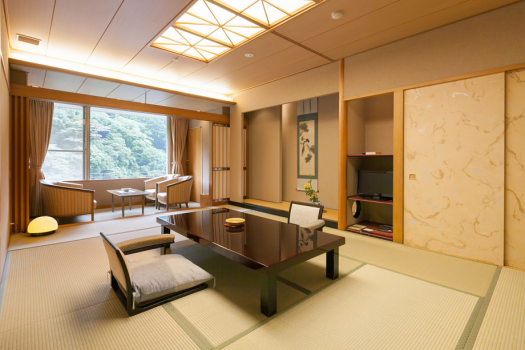 禁煙【鴻朧館スタンダード　12帖和室(通年)】落葉山の渓谷を臨む