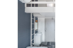 ロフトの利用は垂直はしごを使っていただきます。