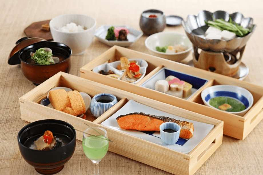 ご朝食には、当館オリジナルの松葉ジュースをはじめ、
へしこやあさりの味噌汁など、当地の味覚を取り入れた和朝食をご用意しております。