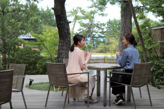 開放感あふれるラウンジテラスで、ゆったりとしたコーヒータイムをお楽しみください。
