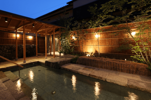 2023年4月リニューアルオープン　露天風呂は解放感があり、ゆったりと羽を伸ばしてお寛ぎいただけます。