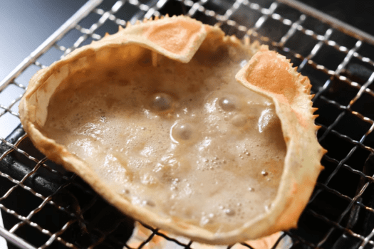 濃厚な旨味が広がる、かにの甲羅焼きです。