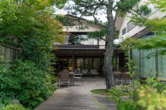 緑豊かな自然と調和する、解放感あふれるテラス。
心地よい風とともに、特別なひとときをお過ごしください。 緑豊かな自然と調和する、解放感あふれるテラス。
心地よい風とともに、特別なひとときをお過ごしください。